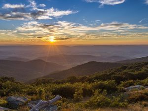 Превью обои закат, горы, солнце, свет, пейзаж