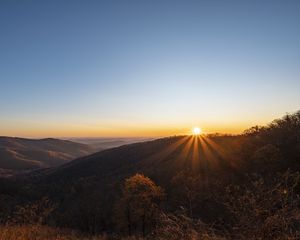 Превью обои закат, горы, солнце, лучи, сумерки