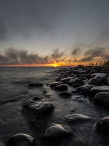 Превью обои закат, камни, море, вода, горизонт, небо