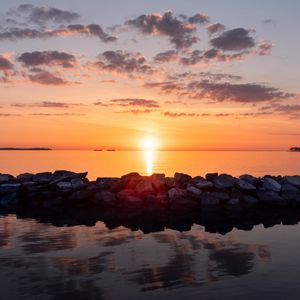 Превью обои закат, камни, море, горизонт, небо