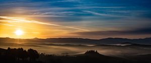 Превью обои закат, лучи, холмы, деревья, небо