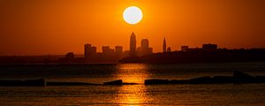 Превью обои закат, море, город, темный, горизонт