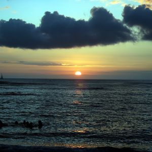 Превью обои закат, море, вечер, облака, небо, вода, рябь, люди