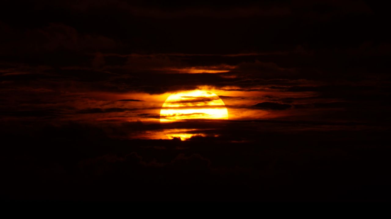 Солнце на черном фоне для фотошопа