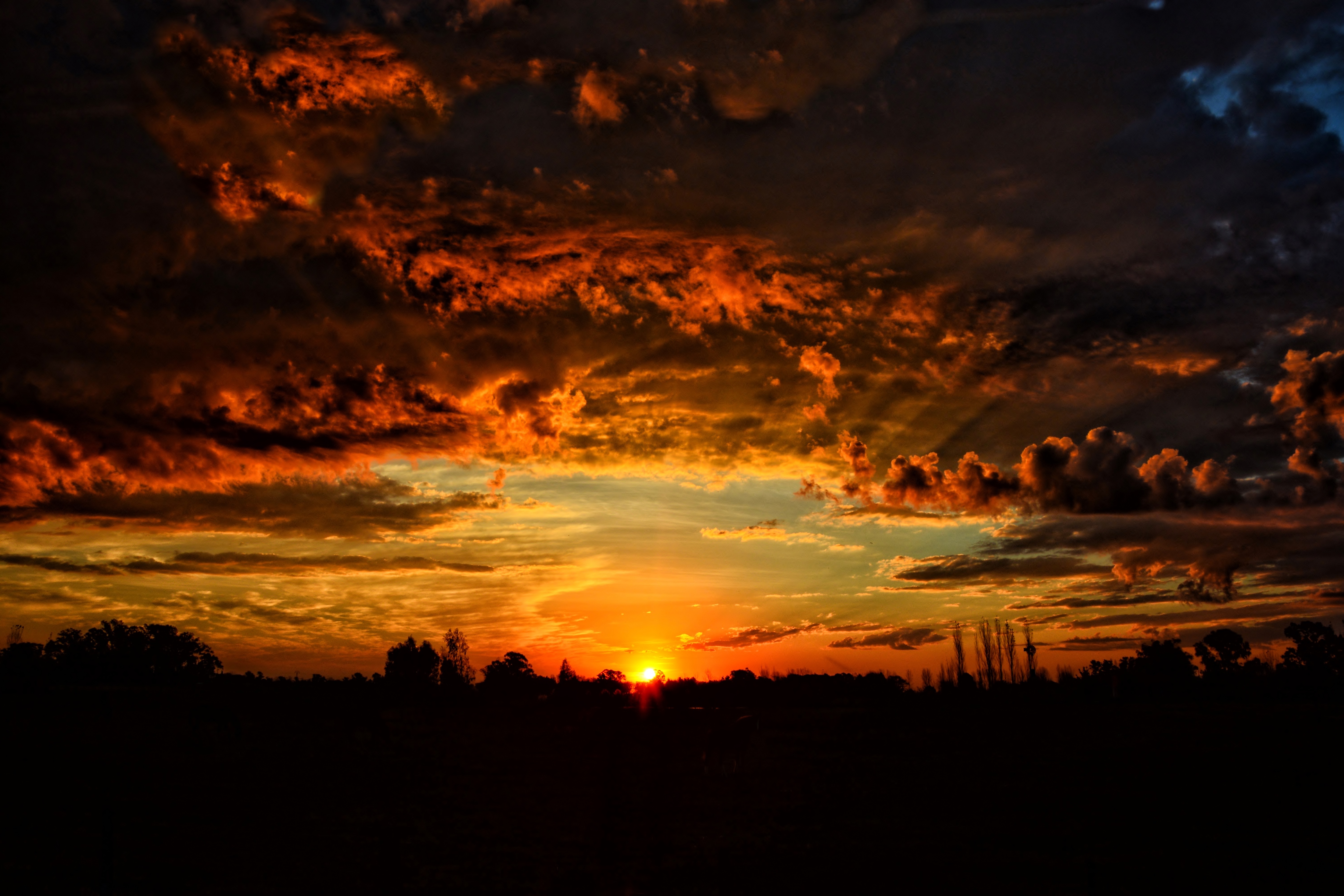 Orange cloud. Красивый закат. Закатное небо. Облака закат. Огненный закат.