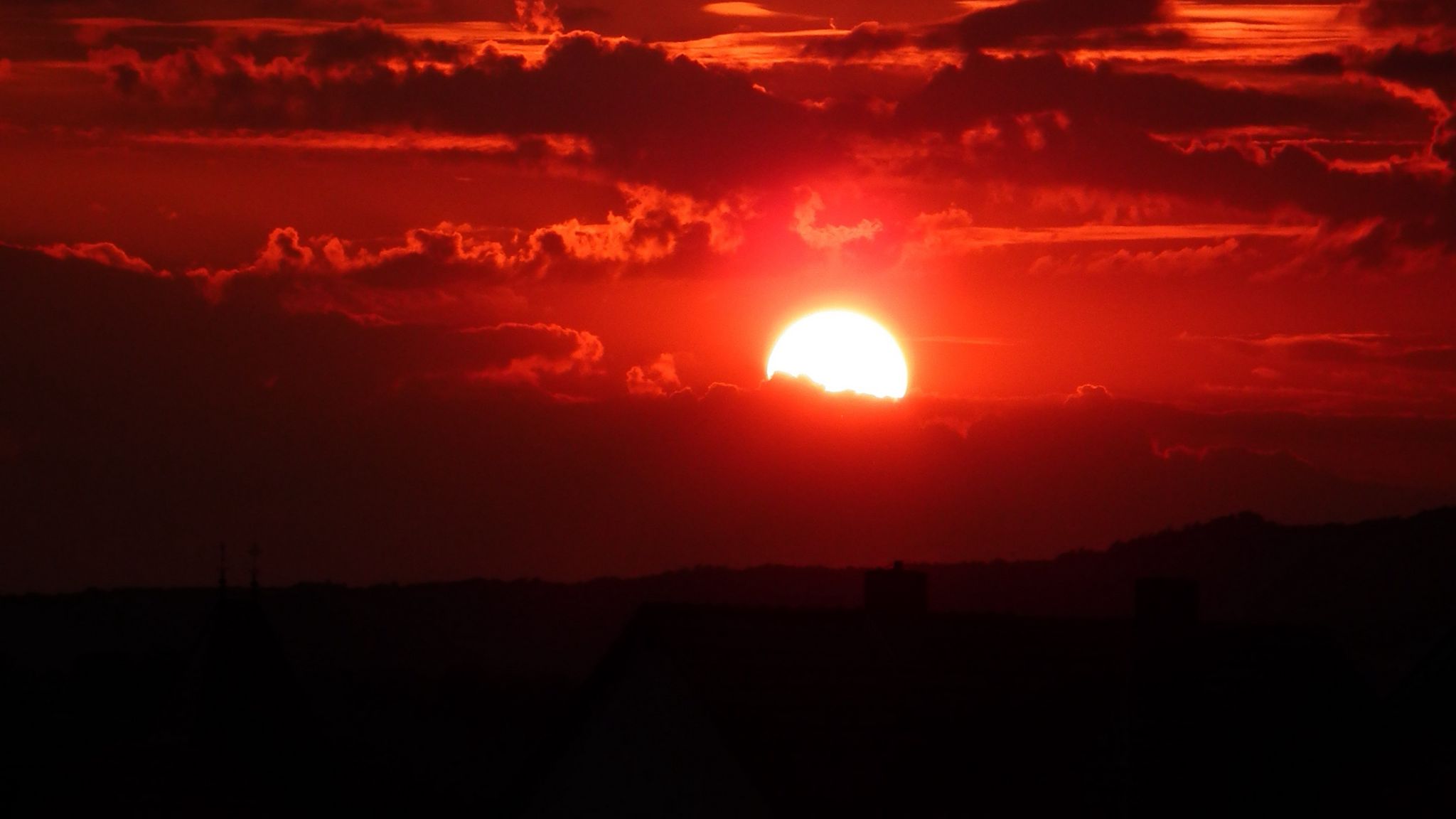 кровавая луна 2023. красный казаться. кроваво красный. красный казаться. чёчёлина красная шапочка.