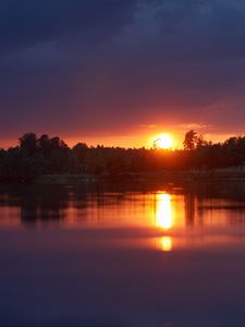 Превью обои закат, озеро, солнце, сумерки, пейзаж