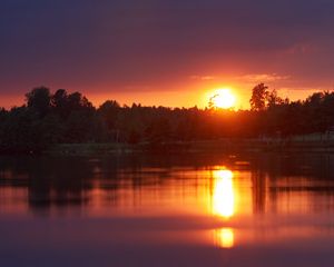 Превью обои закат, озеро, солнце, сумерки, пейзаж