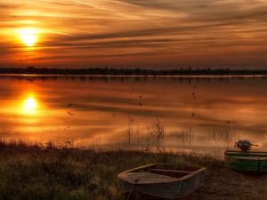 Превью обои закат, река, лодки, берег, вечер, птицы, отражение