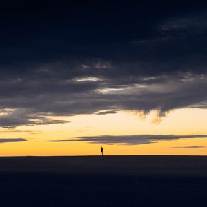 Превью обои закат, силуэт, небо, человек