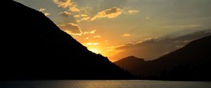 Превью обои закат, склон, море, блики, небо