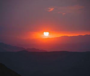 Превью обои закат, склон, солнце, холмы, небо