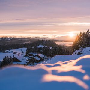 Превью обои закат, снег, дома, горы, зима, пейзаж