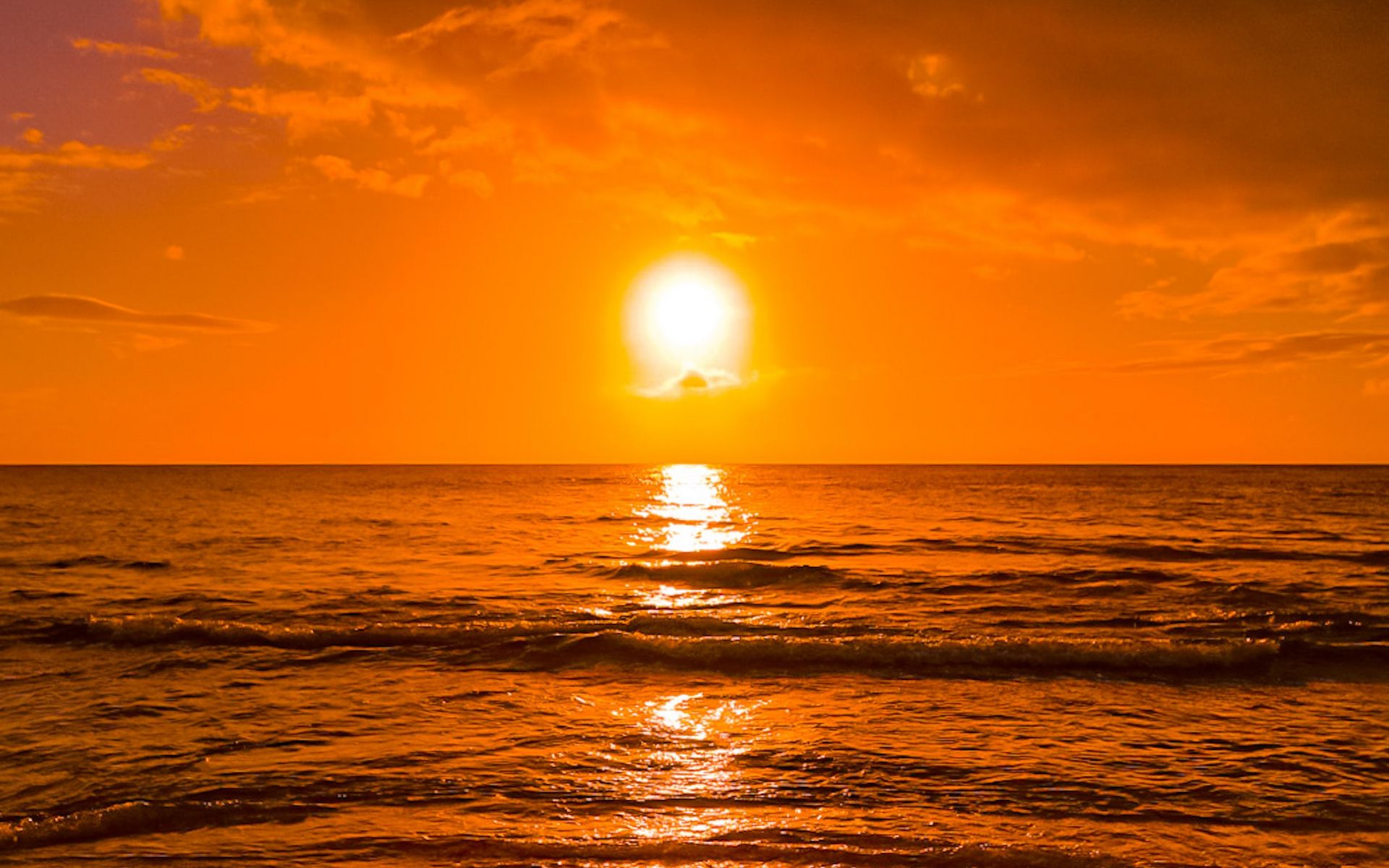 Блики солнца на море