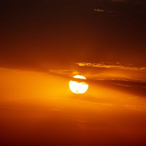 Превью обои закат, солнце, небо, облака, золотистый