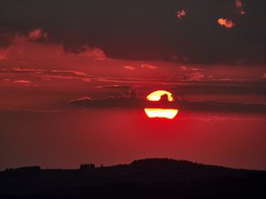 Превью обои закат, солнце, облака, сумерки, темный, пейзаж