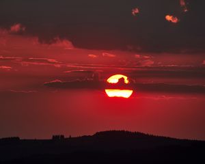 Превью обои закат, солнце, облака, сумерки, темный, пейзаж