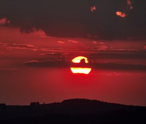 Превью обои закат, солнце, облака, сумерки, темный, пейзаж