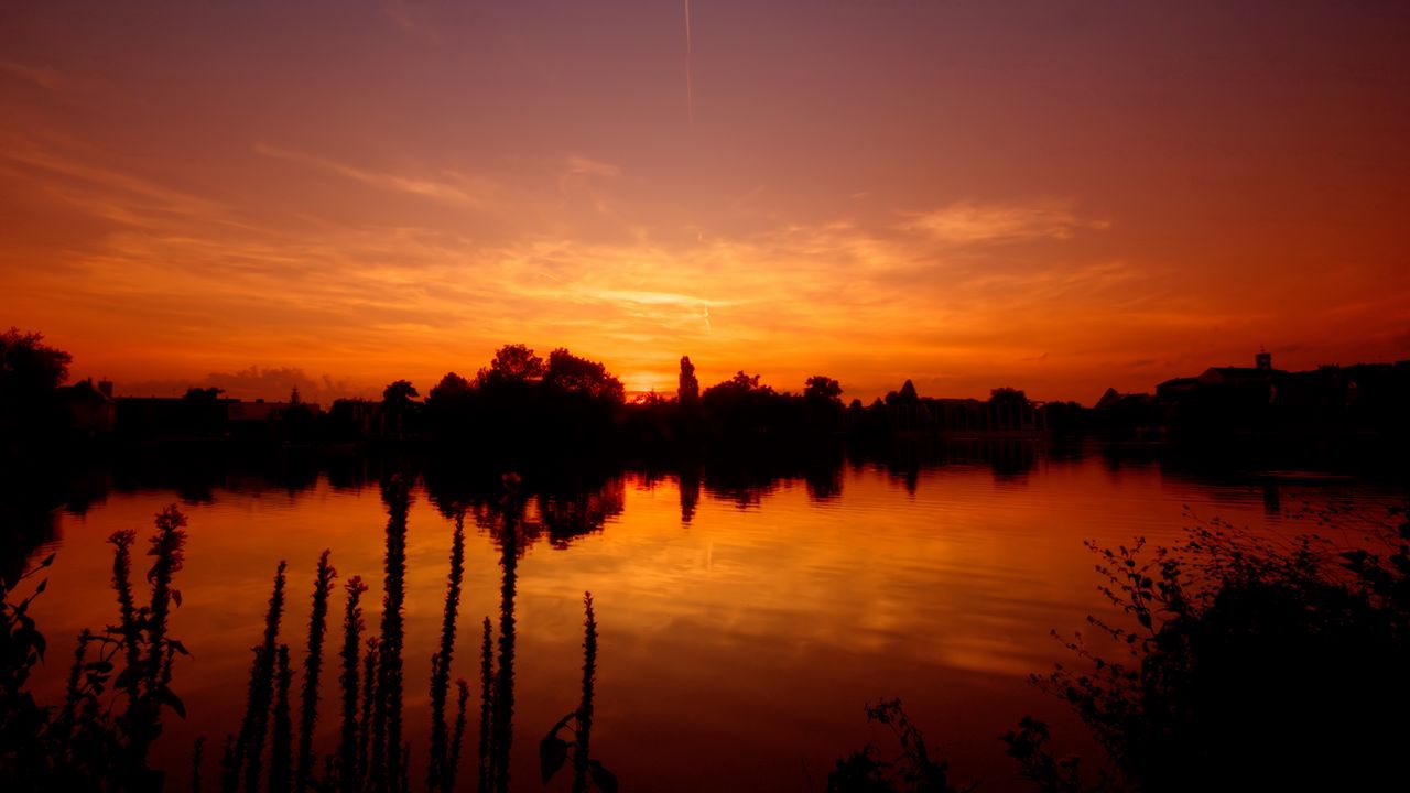 Обои закат, вечер, оранжевый, озеро, горизонт