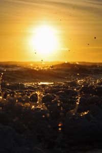 Превью обои закат, волны, брызги, вода, море