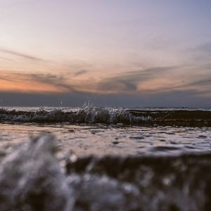 Превью обои закат, волны, горизонт, всплеск