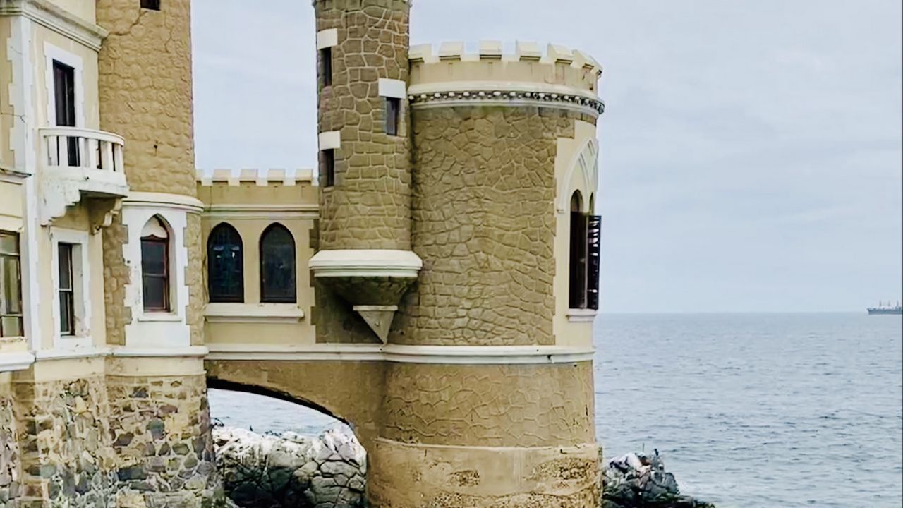 Обои замок, башни, архитектура, камни, море, вода
