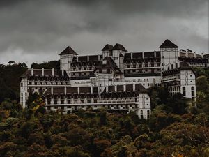 Превью обои замок, деревья, облака, пасмурно