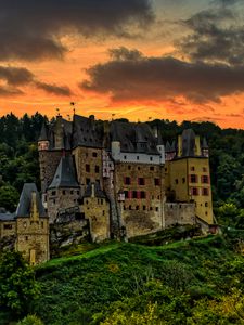 Превью обои замок, гора, деревья, лес, холм, облака, закат, темный