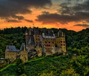 Превью обои замок, гора, деревья, лес, холм, облака, закат, темный