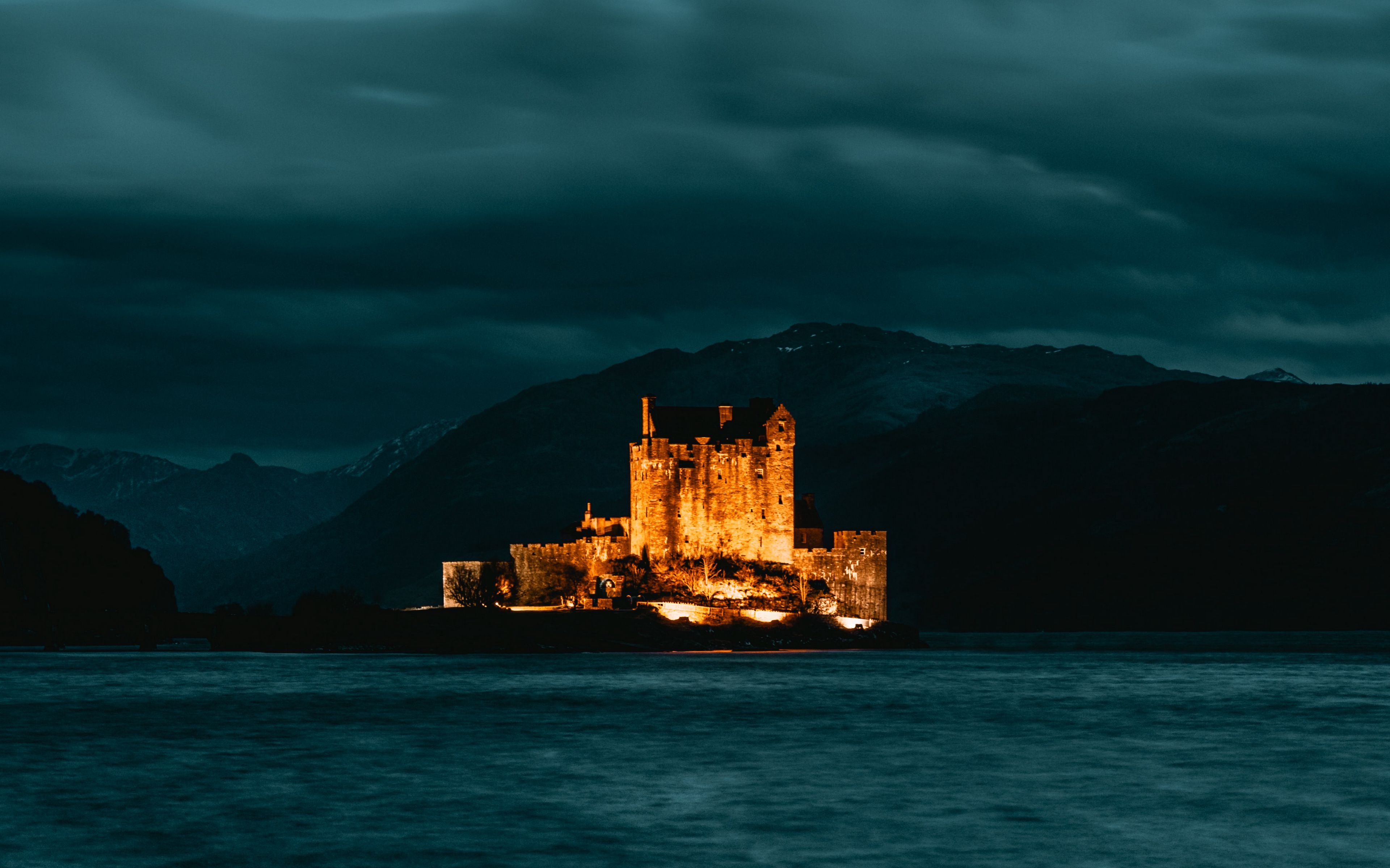 Замок ночной на острове