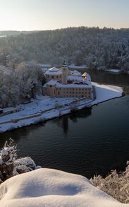 Превью обои замок, река, деревья, снег, зима