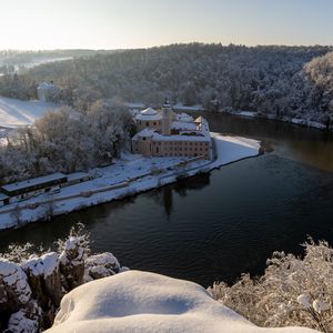 Превью обои замок, река, деревья, снег, зима