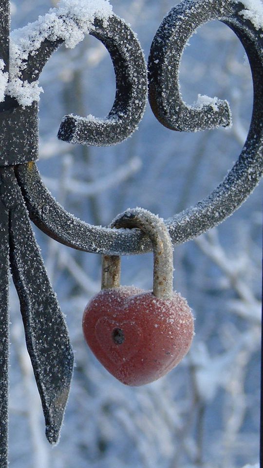 Сердечко из снега