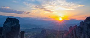 Превью обои замок, солнце, лучи, скалы