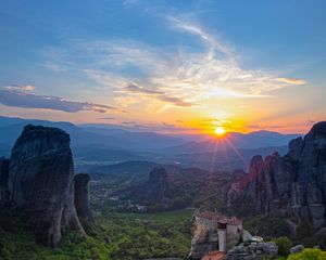 Превью обои замок, солнце, лучи, скалы