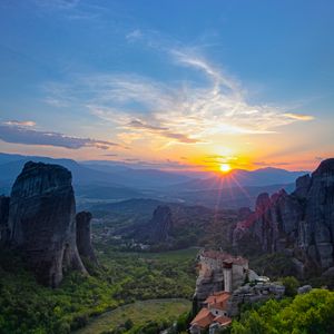 Превью обои замок, солнце, лучи, скалы