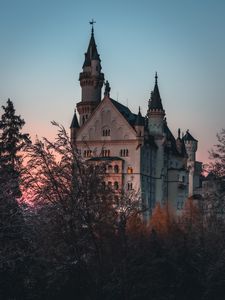 Превью обои замок, здание, архитектура, деревья, сумерки