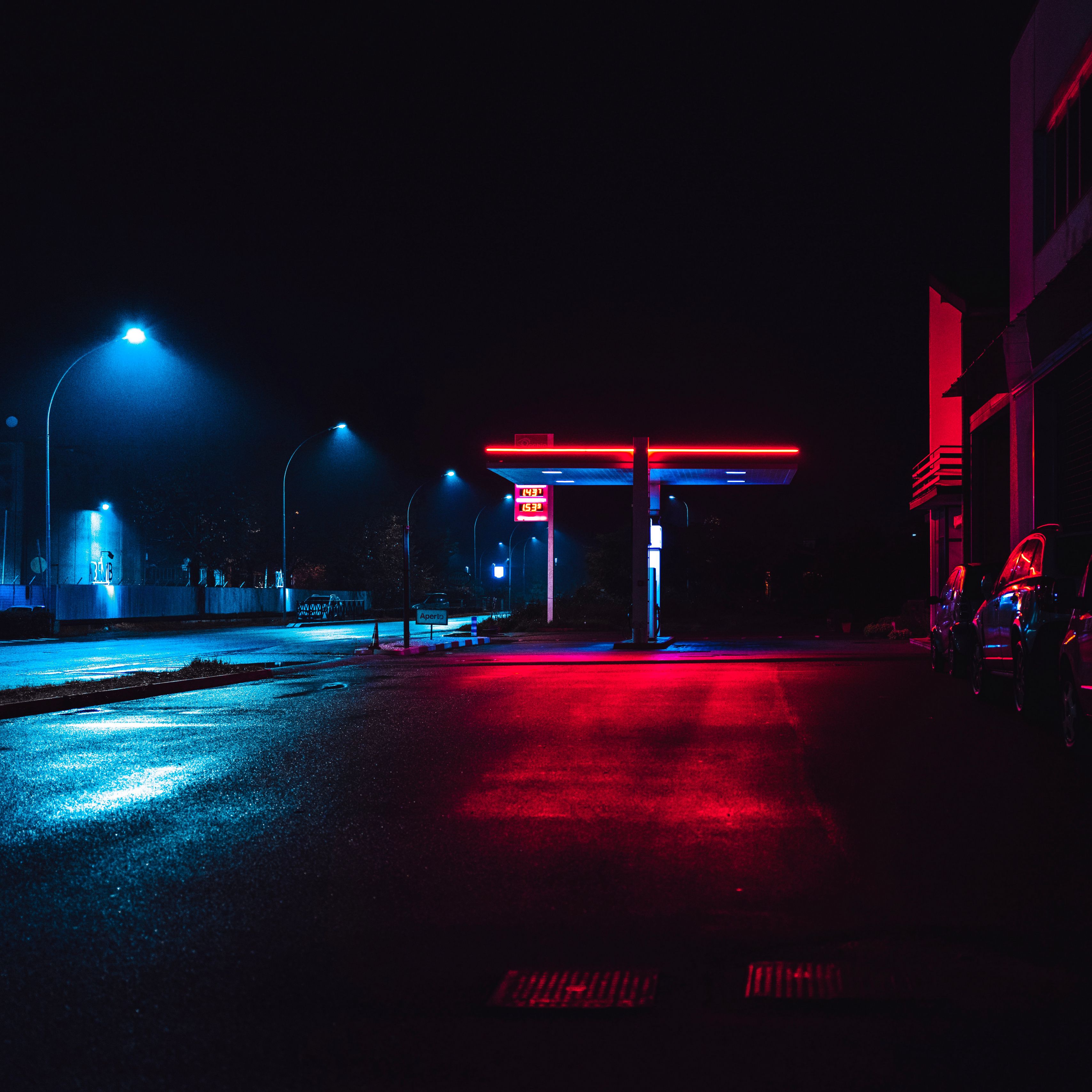 Фон красный неоновый города
