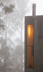 Превью обои здани, окно, туман, деревья