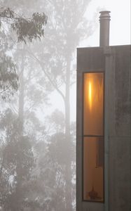 Превью обои здани, окно, туман, деревья