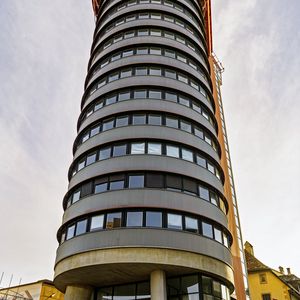 Превью обои здание, архитектура, окна, облака