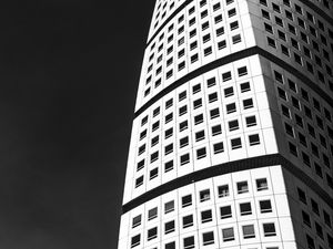 Превью обои здание, архитектура, окна, черно-белый