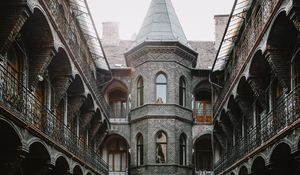Превью обои здание, архитектура, окна, двор