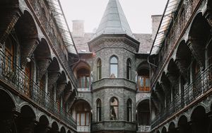 Превью обои здание, архитектура, окна, двор