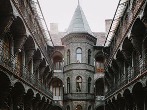 Превью обои здание, архитектура, окна, двор