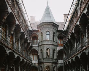 Превью обои здание, архитектура, окна, двор