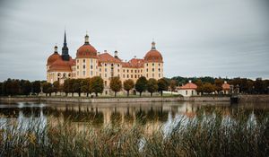 Превью обои здание, архитектура, озеро, деревья