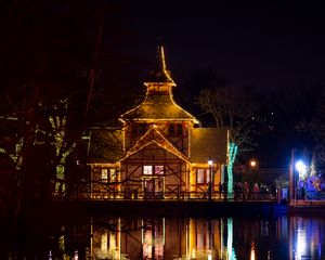 Превью обои здание, архитектура, подсветка, озеро, отражение, темный