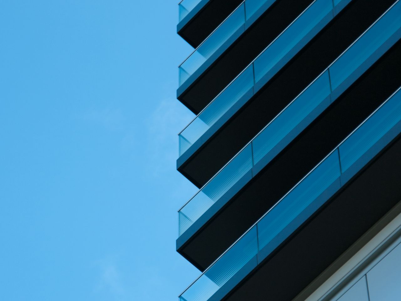 1280x960 Обои здание, архитектура, стекло, небо, синий, минимализм