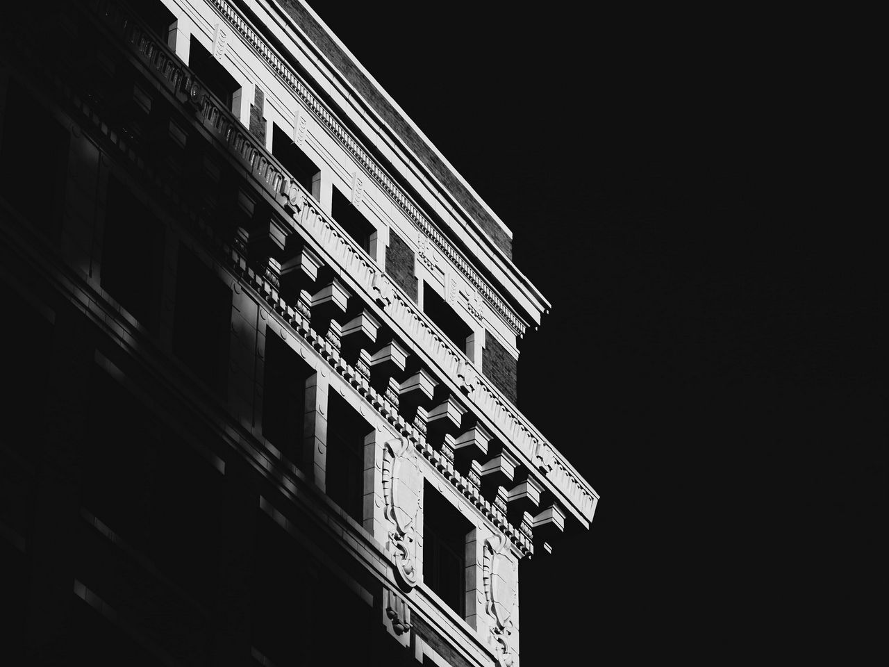 Тени зданий. Тень здания. Тень от здания. Здания в черно белом цвете. Эстетика архитектура черно белое здание.